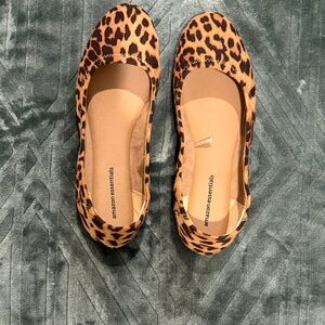 Amazon Essentials Women's Leopard Flats